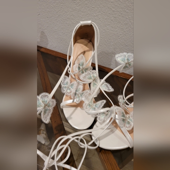 Elegant White Lace-Up Women's Sandals - Picture 5 of 8